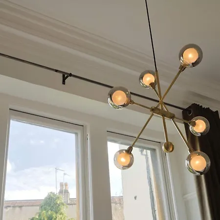 Apartment Three Bedroom Flat In Eaton Crescent