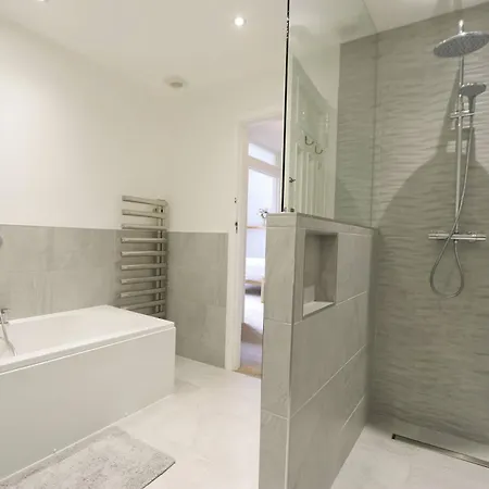 Three Bedroom Flat In Eaton Crescent * Bristol