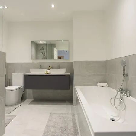 Three Bedroom Flat In Eaton Crescent Apartment *