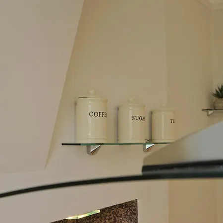 Apartment Three Bedroom Flat In Eaton Crescent