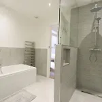 Three Bedroom Flat In Eaton Crescent * בריסטול