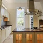 Three Bedroom Flat In Eaton Crescent דירה בריסטול