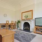 Three Bedroom Flat In Eaton Crescent בריסטול