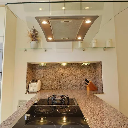 Three Bedroom Flat In Eaton Crescent ブリストル