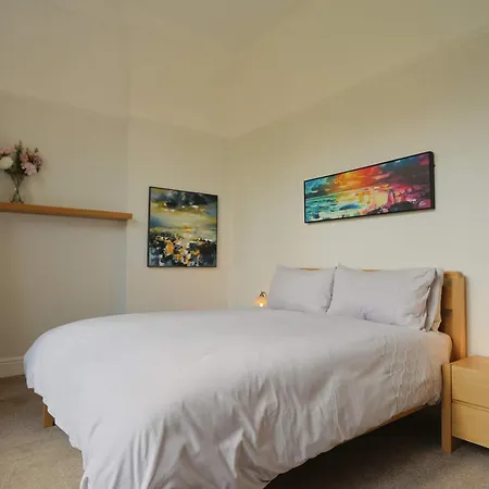 Three Bedroom Flat In Eaton Crescent *