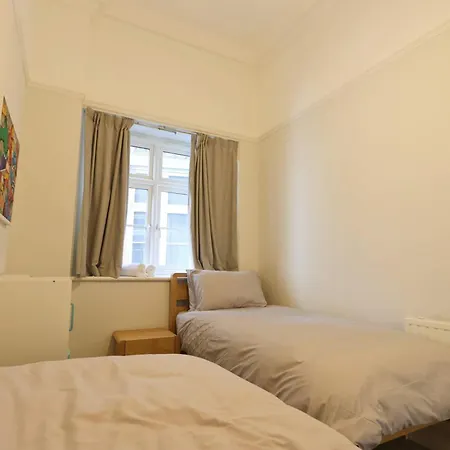 Three Bedroom Flat In Eaton Crescent ブリストル