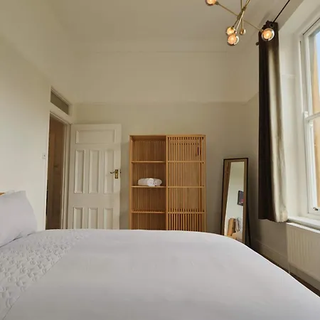 Three Bedroom Flat In Eaton Crescent アパート ブリストル