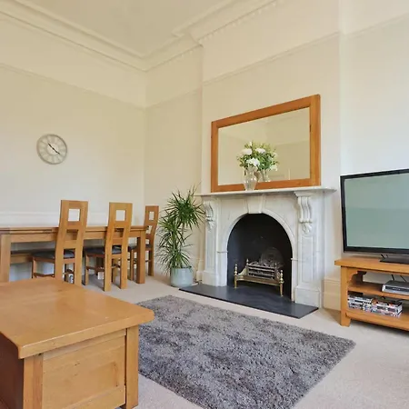 Three Bedroom Flat In Eaton Crescent Bristol