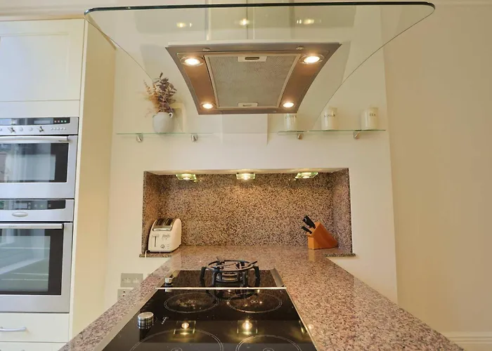 Three Bedroom Flat In Eaton Crescent ブリストル