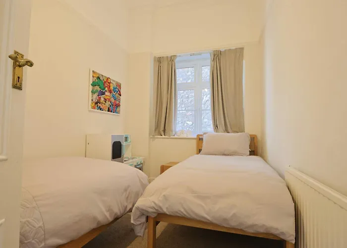 Three Bedroom Flat In Eaton Crescent アパート ブリストル