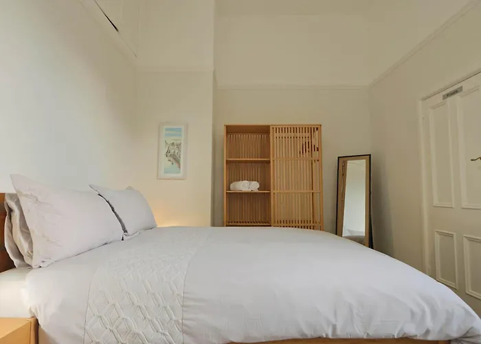 Three Bedroom Flat In Eaton Crescent