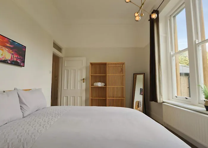 Three Bedroom Flat In Eaton Crescent アパート ブリストル