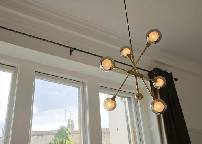 アパート Three Bedroom Flat In Eaton Crescent