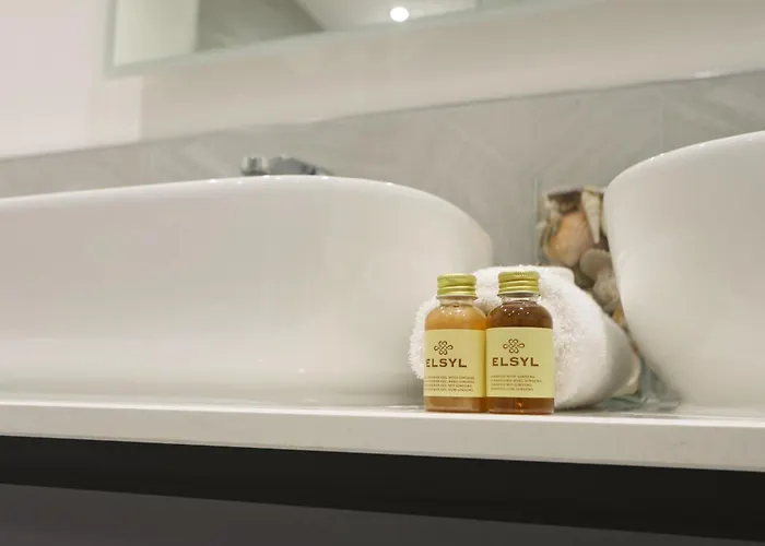 アパート Three Bedroom Flat In Eaton Crescent ブリストル