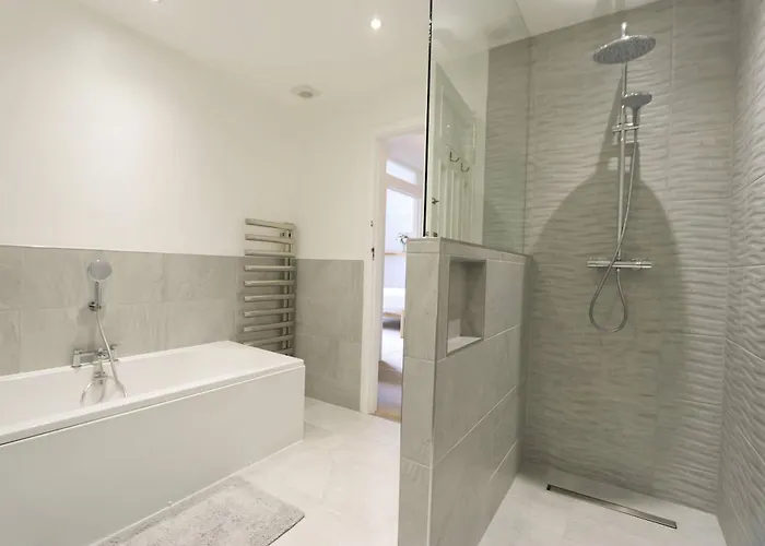 Three Bedroom Flat In Eaton Crescent * ブリストル