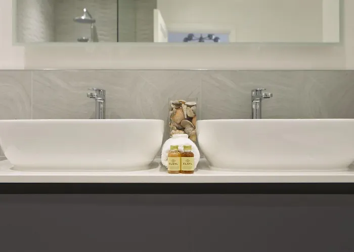 Three Bedroom Flat In Eaton Crescent ブリストル