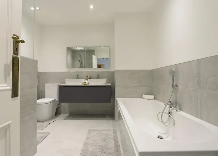 Three Bedroom Flat In Eaton Crescent アパート *