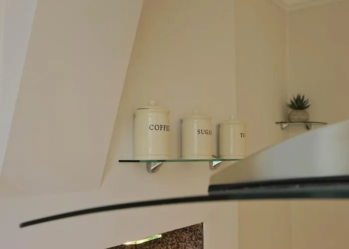 アパート Three Bedroom Flat In Eaton Crescent