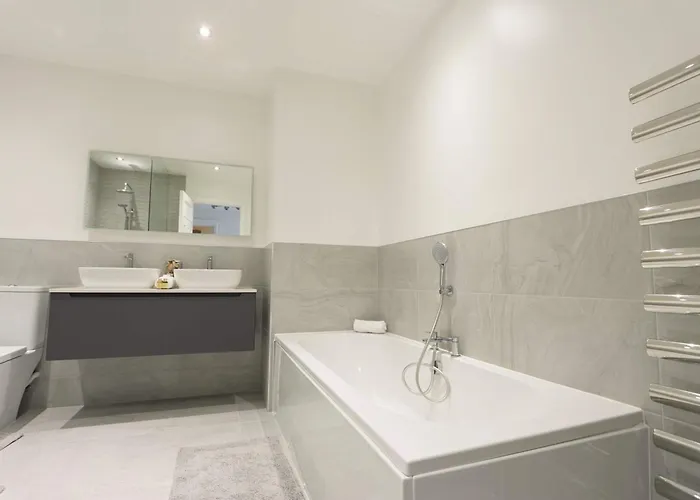 Three Bedroom Flat In Eaton Crescent *