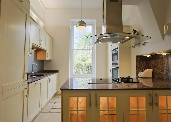 Three Bedroom Flat In Eaton Crescent アパート ブリストル