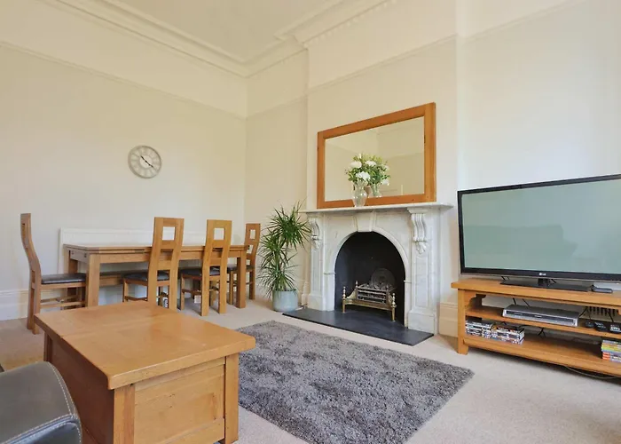 Three Bedroom Flat In Eaton Crescent ブリストル