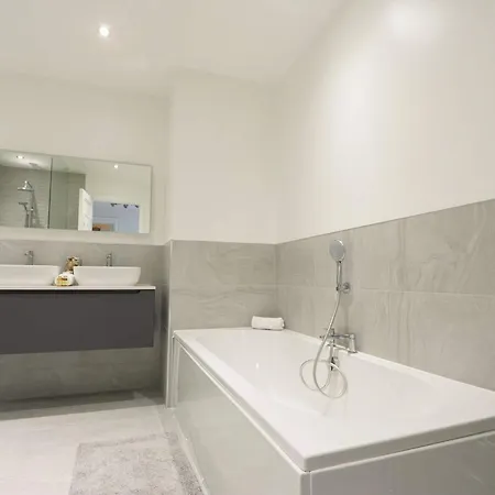 Three Bedroom Flat In Eaton Crescent *
